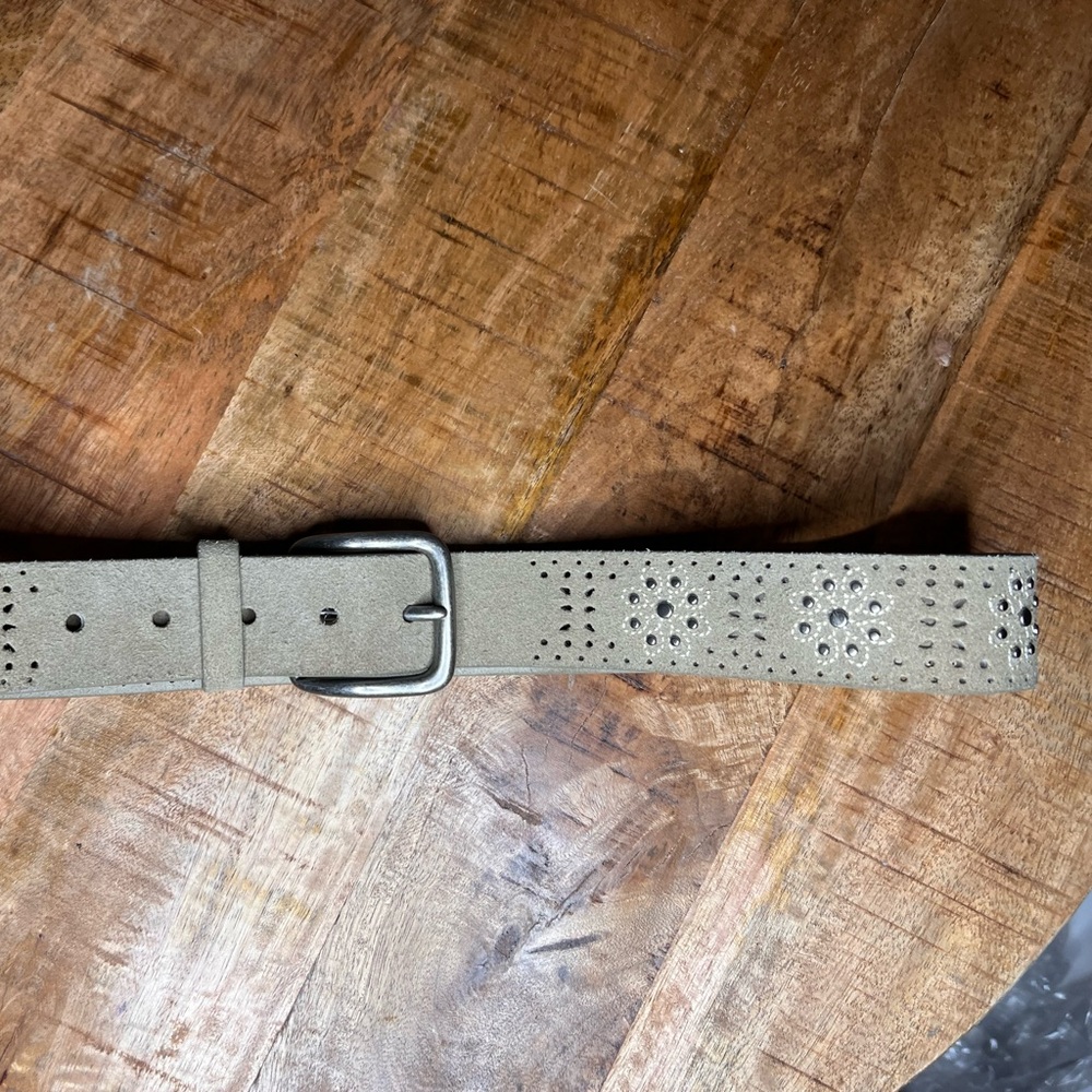 Chic Cream/ Tan Women's Belt with Metallic Buckle